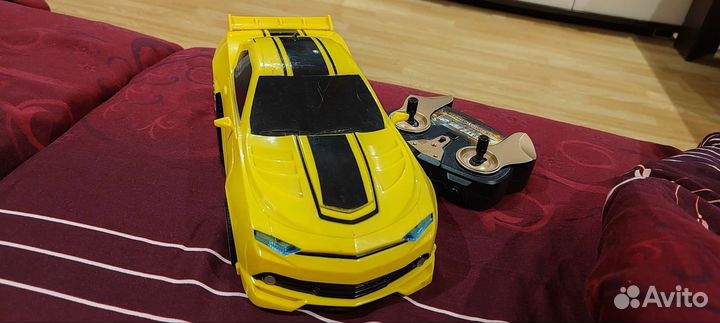 Машина на пульте управления Бамблби