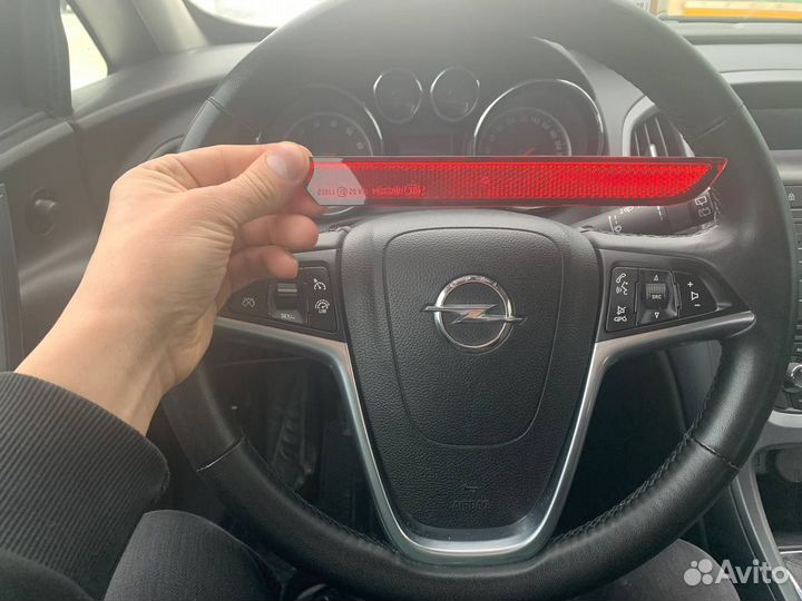 Отражатель,катафот в бампер Opel Astra J GTC новый
