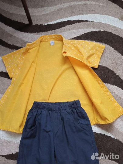 Рубашка и брюки-джинсы