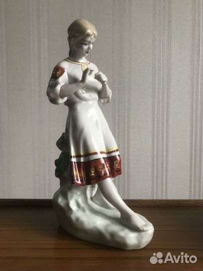 Девушка С цветком, гадание на ромашке»