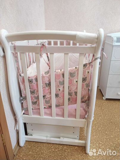 Детская кроватка с маятником и ящиком