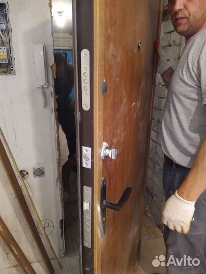 Дверь входная металлическая б/у