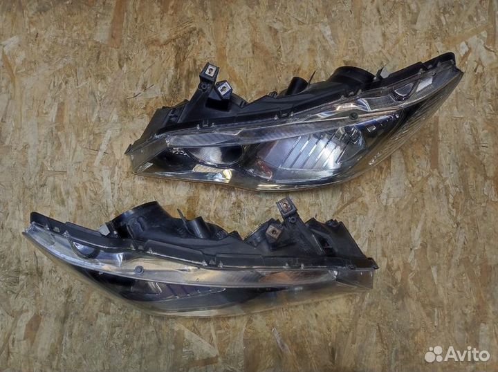 Фара левая / правая Honda Civic 4D 8 кузов