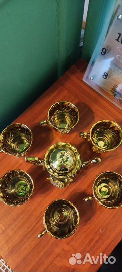 Заварочный чайник и чашки