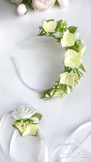 Ободок и бутаньерка с цветами на выпускной