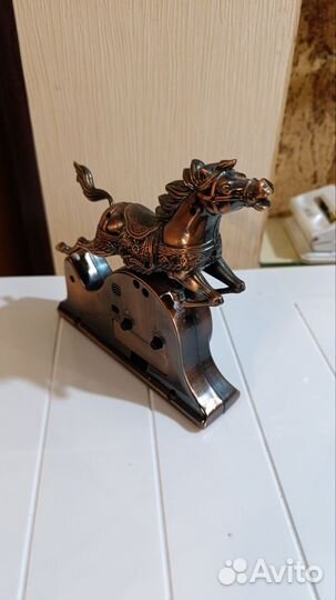 Настольные часы (будильник), зажигалка