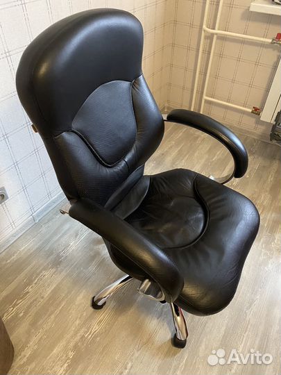 Офисное кожаное кресло