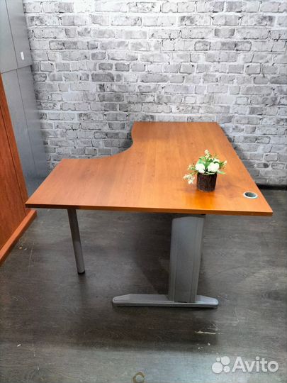 Стол на металлических ногах