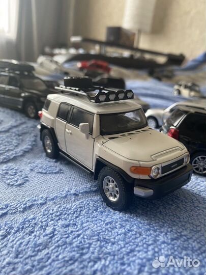 Модель автомобиля 1:43 экспедиция внедорожники