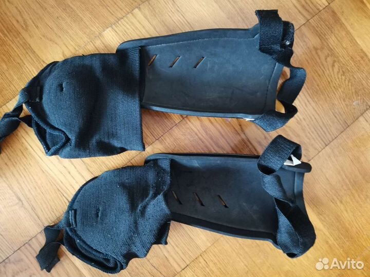 Щитки футбольные