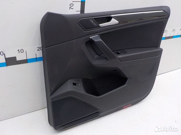 Обшивка двери передней правой на Volkswagen Tiguan