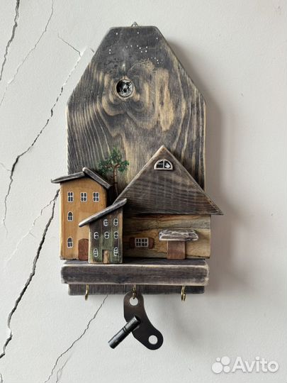 Деревянная ключница настенная