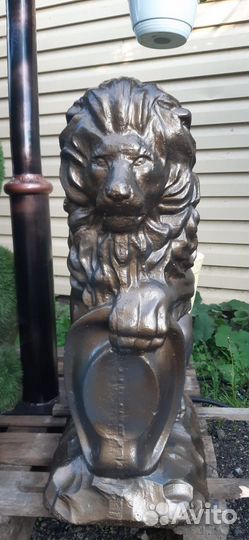 Скульптура из бетона лев