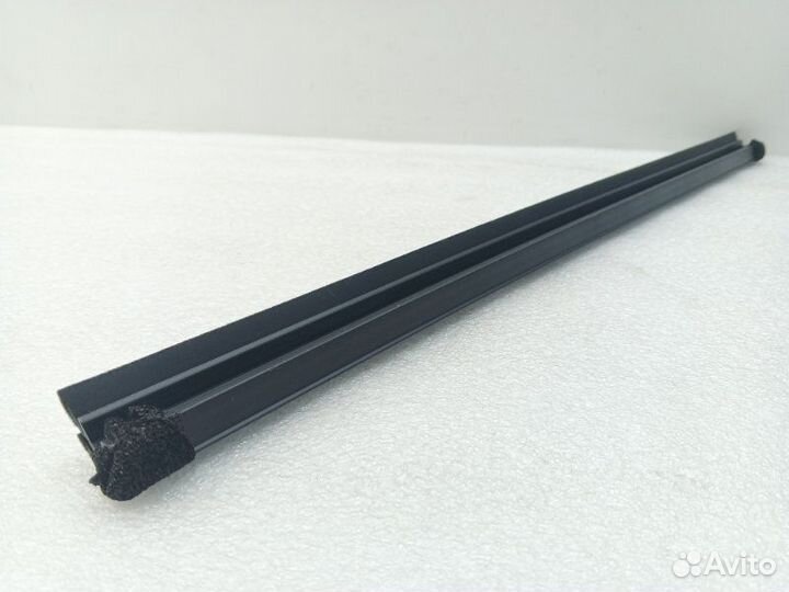 Уплотнитель стекла двери задний левый Mitsubishi