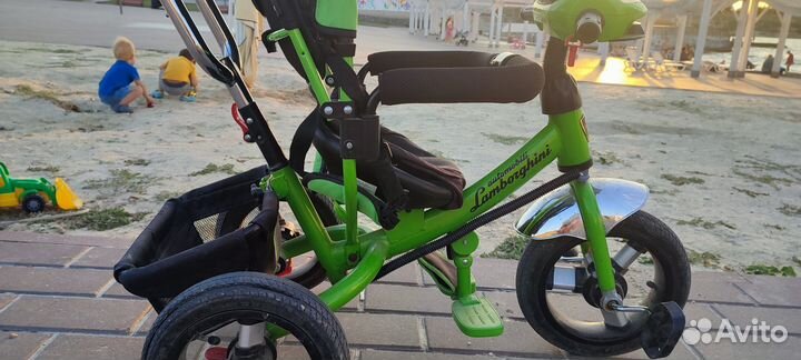 Трехколесный велосипед с ручкой