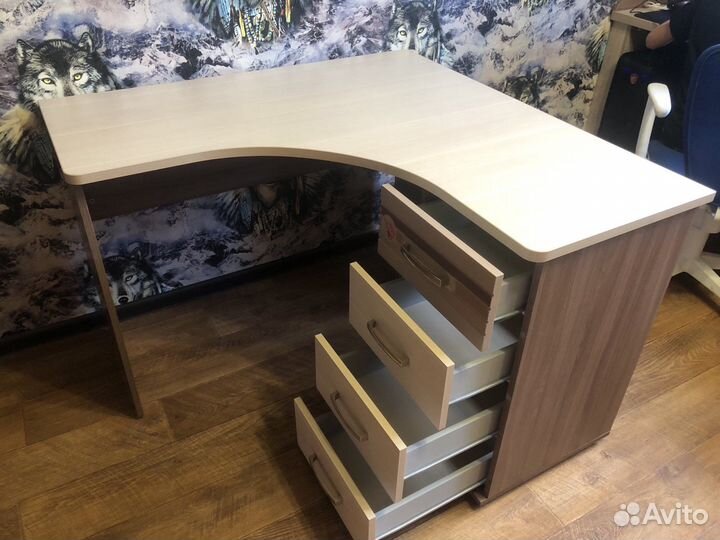 Продам угловой стол