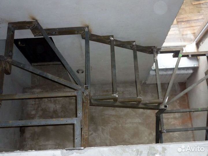 Лестница из металла / металлическая