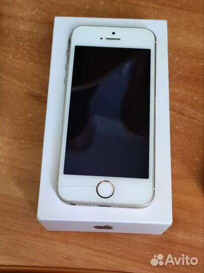 Телефон iPhone SE 32 gb