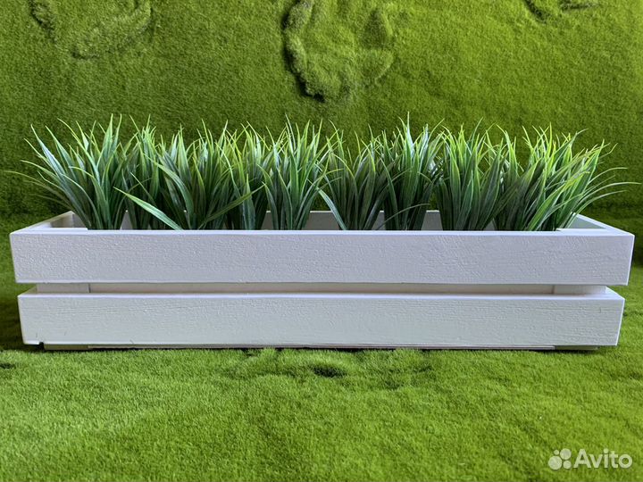 Ящик с искусственной осокой