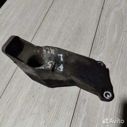 Кронштейн двигателя левый Passat B5