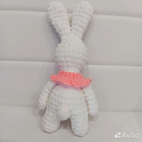 Заяц в розовой манишке