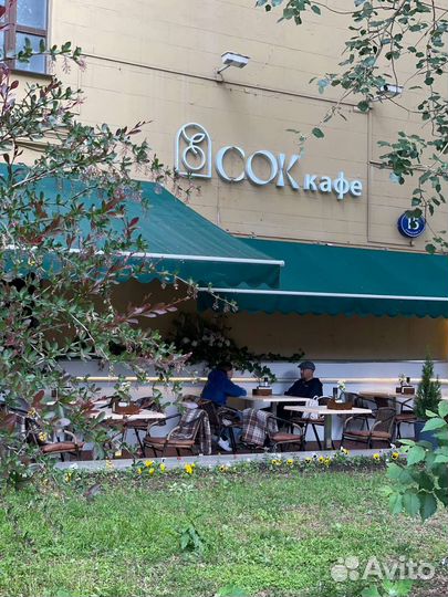 Бармен в кафе в центре Москвы