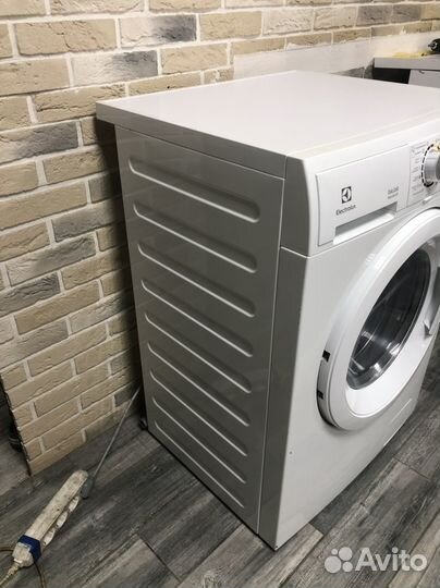 Стиральная машина Electrolux 8 кг с сушкой 4 кг