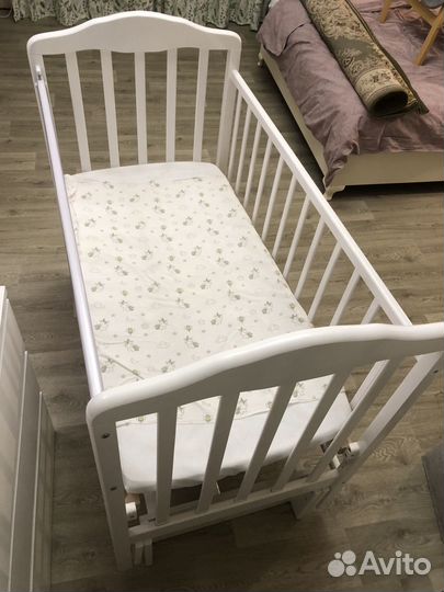 Детская кроватка с маятником в оба направления