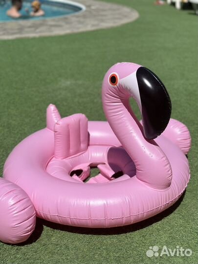 Надувной круг фламинго с ножками