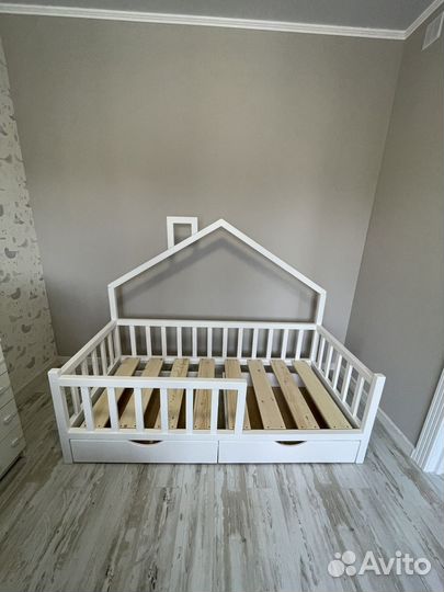 Детская кроватка домик в доль стены
