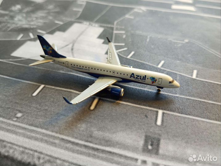 Модель самолета azul embraer e-190 herpa 1/500