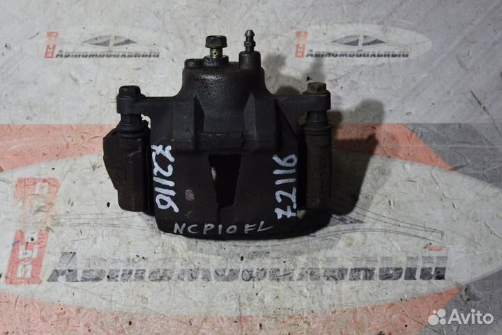 Суппорт перед лево c Toyota Funcargo NCP20 2NZ-FE