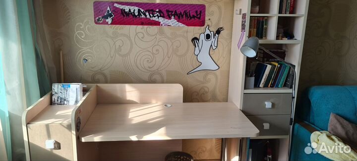 Компьютерный стол с полкой и стеллажом