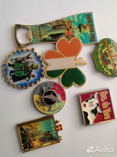 Брелки и магниты, значки