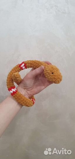 Змея вязаная ручной работы