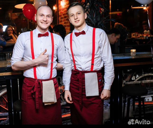 Официант в ресторан паб