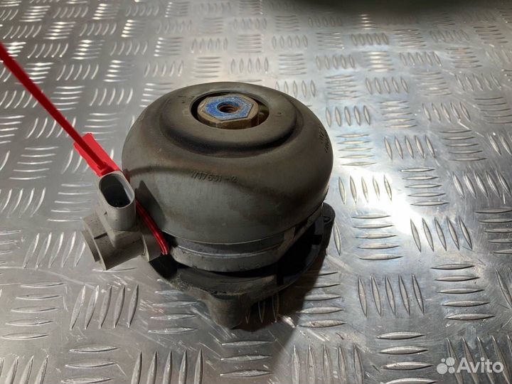 Подушка крепления двигателя левая Audi A8