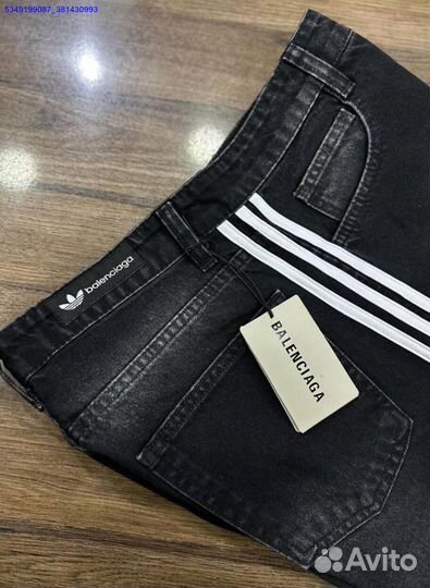 Летний стиль: джинсы Adidas и бананы