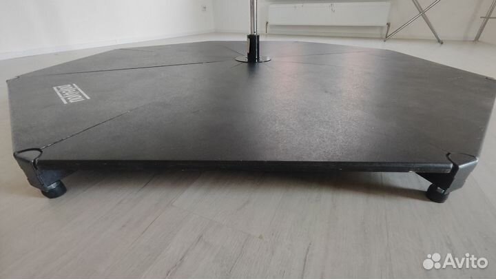 Пилон с подиумом