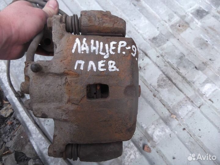 Суппорт передний левый Mitsubishi Lancer 9