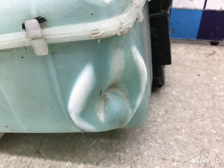 Бачок омывателя лобового стекла Toyota Corolla E10