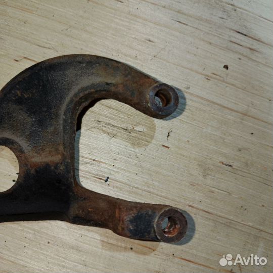 Кронштейн заслонки Hyundai Santamo