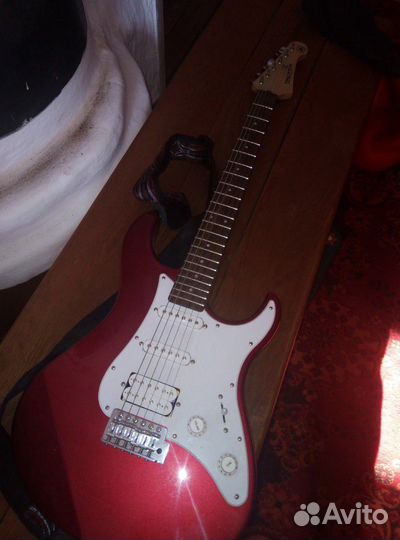 Продаются электро гитара с усилителем и микрофоном