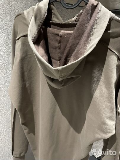 Свитшоты и костюм (листайте)