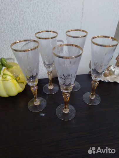 Хрустальные бокалы под шампанское