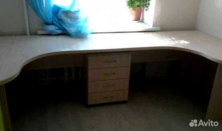 Рабочая зона в углу у окна