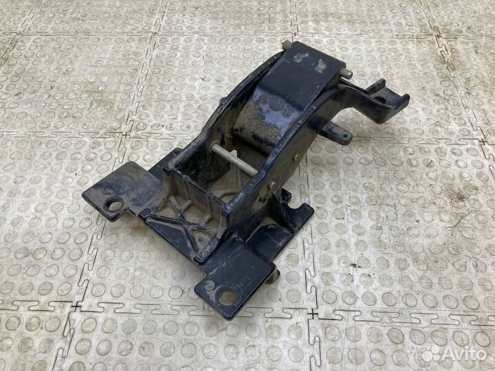 Кронштейн подножки передний правый Land Rover