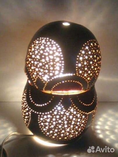 Музыкальные инструменты и настольная лампа