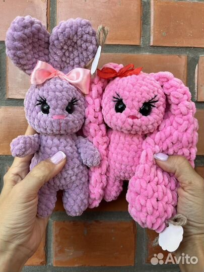 Вязаные зайки ручной работы