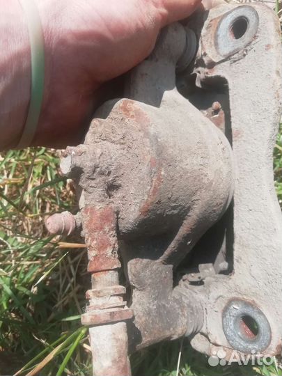 Суппорт передний левый на мазда 323